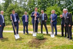 Sázení stromu před administrativní budovou